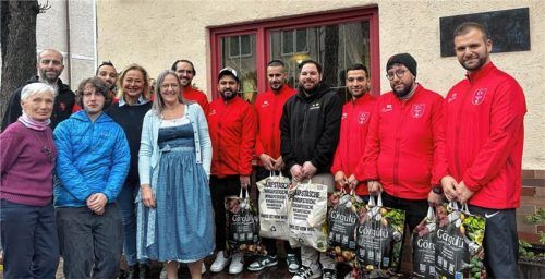 Gelebte Nächstenliebe: Die Mitglieder des Vereins „Kolbermoorer Helfen“ (vordere Reihe, von links) Margret Hofbauer, Zweiter Vorsitzender Peter Schiffmann, Vorsitzende Gabi Böning sowie Sabine Mosler mit den Mitgliedern von Türkspor Rosenheim (hintere Reihe, von links) Yücel Karavil, Ömer Sahan, Tayfun Samli, Zweiter Vorsitzender Tahsin Yüksel, Hasan Demirkiran, Enver Karavil, Sezer Sahintürk, Cemil Karavil und Ertugrul Yüksel. Foto dobner
