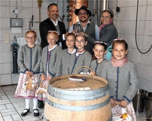 Gelungene Premiere für die neue Apfelkönigin Maria II. (hinten rechts) und ihre Prinzessinen, begleitet von Bürgermeister Max Singer (links) bei der Brennerei am Wachingerhof von Simon Eder (hintere Reihe mit Hut).