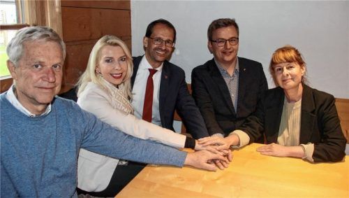 Gemeinsam und grenzüberschreitend will die Euregio Inntal für ein Europa des Dialogs, der Solidarität und der Verständigung einstehen. Das versprachen (von links) Kiefersfeldens Bürgermeister Hajo Gruber, Barbara Schwaighofer, Gemeinderätin in Niederndorf/Tirol, Rosenheims Oberbürgermeister Andreas März, Neubeuerns Bürgermeister Christoph Schneider und Esther Jennings, Geschäftsführerin Euregio Inntal. Foto Schmidt
