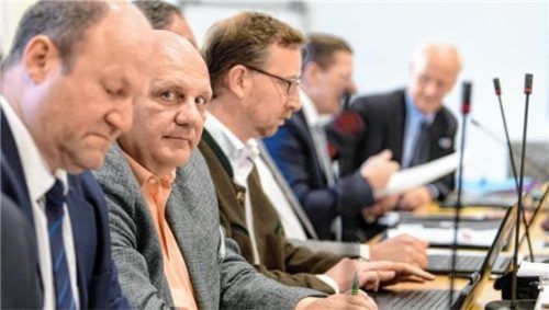 „Gesichert rechtsextrem“: Das gilt laut Verfassungsschutz für die Partei der beiden AfD-Landtagsabgeordneten Franz Bergmüller und Andreas Winhart (Zweiter und Dritter von links) aus dem Landkreis Rosenheim. Foto dpa
