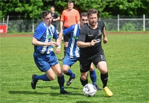 Gleich zwei Brannenburger verfolgen Ostermünchens Peter Niedermeier.Foto Franz Ruprecht