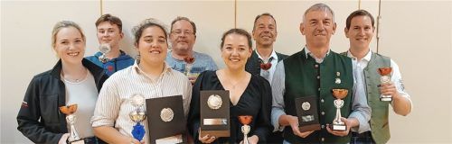 Glückliche Gesichter nach dem Endschießen: (von links) Beate Augenstein, Anian Kemmetter, Katharina Niedermaier, Josef Schwarz, Josephine Karthäuser, Detlef Rubik, Richard Huber und Georg Huber. Foto re