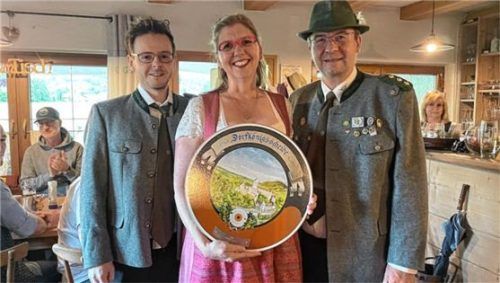 Gratulierten der neuen Dorfkönigin Christina Detmar: Alex Thanhäuser (links) und Schützenmeister Franz Kiesmüller. Foto Kirchner