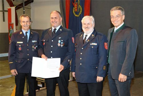 Großartiges Engagement wird gesehen. Hans Buchberger (Zweiter von links), der Kommandantensprecher der Inntaler Feuerwehren, ist im Rahmen der Kommandantendienst- und Kreisfeuerwehrverbandsversammlung mit dem Bayerischen Feuerwehr-Ehrenkreuz in Silber ausgezeichnet worden. Buchberger, der 1986 in die Feuerwehr Degerndorf eintrat, wurde für seinen unermüdlichen Einsatz gewürdigt. Buchberger wurde 1995 zum stellvertretenden Kommandanten gewählt. Von Januar 2007 bis Januar 2025 stand er an der Spitze der Degerndorfer Feuerwehr. Seitdem ist er als Kommandantensprecher tätig. Die ersten Gratulanten für Hans Buchberger waren (von links) Kreisbrandrat Richard Schrank, der Vorsitzende des Bezirksfeuerwehrverbandes Oberbayern Dr. Rüdiger Sobotta und Landrat Otto Lederer.Foto Landratsamt Rosenheim