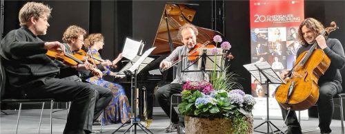 Gründer und Intendant des Musikfrühlings ist der Bratschist Razvan Popovici (Mitte). Das Foto entstand bei einem Konzert im Jahr 2023. Foto Archiv Giesen