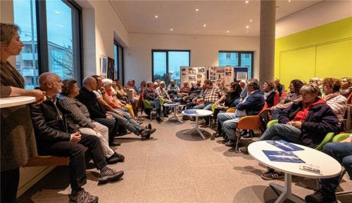 Gut 70 Gäste hatte das jüngste Erzählcafé mit dem Thema „Pfarrer Eugen Klaas“. Ulrike Sinzinger von der Volkshochschule (links vorne), hat das Format zusammen mit Christian Poitsch vom Stadtmarketing und Andrea Sondhauß von der Stadtbücherei erfunden. Foto thomae