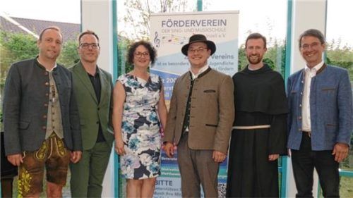 Gut gelaunt waren die Verantwortlichen bei der Einweihung der neuen Räume der „Cajetan Adlgasser Sing- und Musikschule Inzell“ im neuen Konzertsaal: (von links) Inzells Bürgermeister Michael Lorenz, Touristikchef Markus Stuckmann, die stellvertretende Leiterin Sabine Kübler, Musikschulleiter Markus Gromes, Bruder Markus und Stephan Hüfner von der Kultur- und Heimatpflege im Landkreis Traunstein.Foto wegscheider
