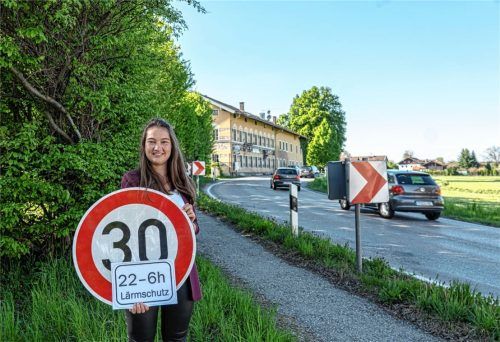 Gute Nachrichten gibt es für die Niedernburger Anlieger der Staatsstraße 2359: Dort wird in Zukunft in der Zeit zwischen 22 Uhr und 6 Uhr Tempo 30 vorgeschrieben sein. Pruttings Hauptamtsleiterin Maria Huber hält schon mal ein Beispielschild.Foto Thomae