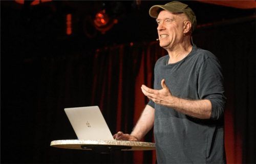 Hans-Günter Butzko bediente sich auch einige Minuten eines Laptops, aber nur, um die Ironie in aktuellsten Nachrichten herauszustellen. Ansonsten kam der Kabarettist in seiner zweistündigen Vorstellung ohne „Skript“ aus.Foto becker