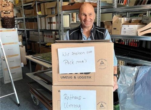 Hausmeister Christian Heimgartner hat alle Hände voll zu tun: Zusammen mit Kollegen, Verwaltungsmitarbeitern und einer Umzugsfirma zieht die Rathausverwaltung um. Foto mischii