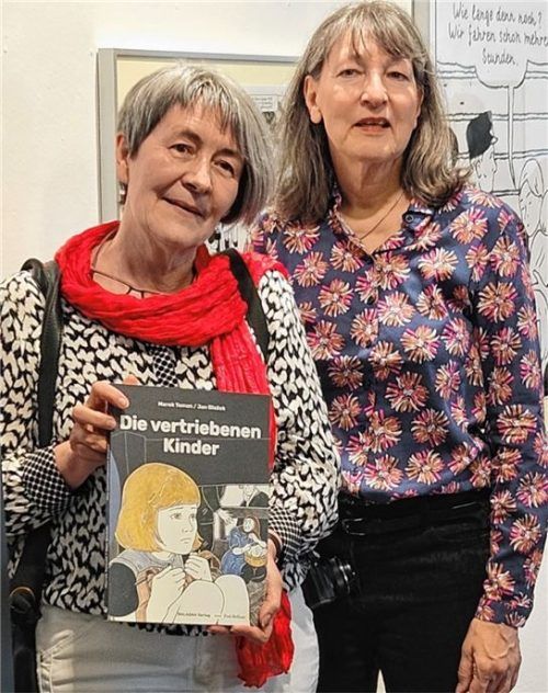 Heike Birke (links) mit dem von ihr verlegten Buch und Museumsleiterin Elke Keiper bei der Vernissage. Fotos Gärtner