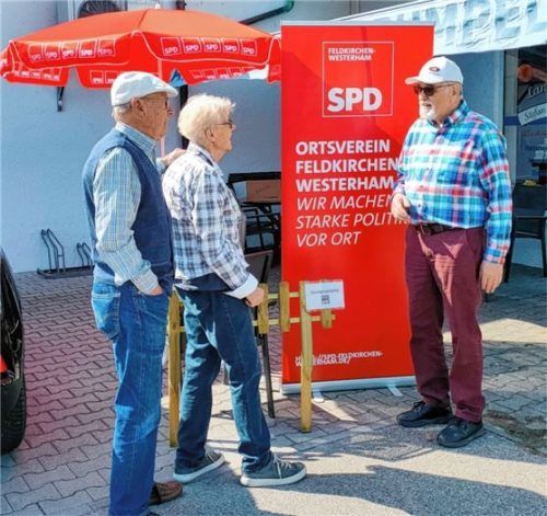 Heinz Oesterle (rechts), Mitglied des Gemeinderates, im Gespräch mit Bürgern. Foto re