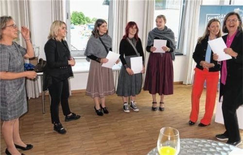 Heiter ging es zu als Ilse Aigner (rechts) die Zertifikate an die Absolventen im Beisein der (von links) BDS-Vorsitzenden Christine Knoll, Ausbilderin Lisa Petzinger und Seminar-Projektleiterin Caroline Deinert vergab.Fotos baumann