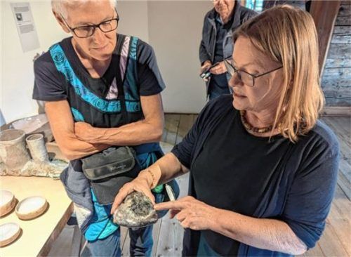 Hilde Prinz erklärt, was hinter diesem Kunstwerk steckt.

Fotos Hoffmann