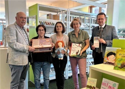 Im Beisein von Bürgermeister Stephan Schlier (rechts) eröffneten (von links) Norbert Kotter von der Kolpingsfamilie, Heidi Benda, die Vorsitzende des Fördervereins der Stadtbücherei, Büchereileiterin Gabriele Huber und ihre Kollegin Brigitte Paul die „Aktion Trostkoffer“. Foto Stadt bad aibling
