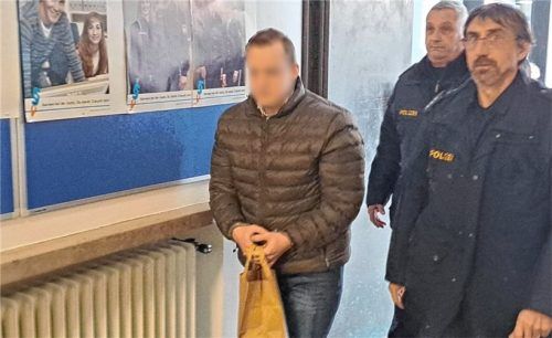 Im Falle einer Haftaussetzung könnte sich für Sebastian T. (links, bei Vorführung im Landgericht Traunstein) einiges ändern, meint Rechtsexperte Peter Dürr. Foto Weiser