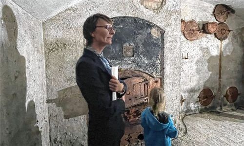 Im Heizungskeller von Schloss Herrenchiemsee erklärt Schlossführerin Sophia Huber die Technik. Foto  Kirchner