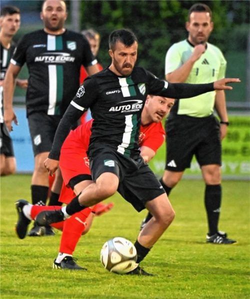 Im Hinspiel gegen den SV Westerndorf erzielte Omer Jahic den Siegtreffer. Im Rückspiel blieb der SBR-Spielmacher, hier im Duell mit Alexander Schober, ohne Tor.Foto Ruprecht