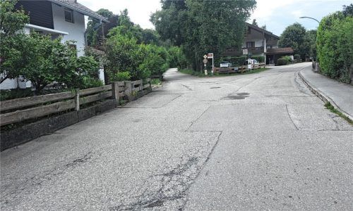 Im nächsten Jahr soll es los gehen: Die Achthaler Straße wird erneuert. Der Durchgangsverkehr soll während der Bauarbeiten mit einer Ampel geregelt werden. Foto Strim
