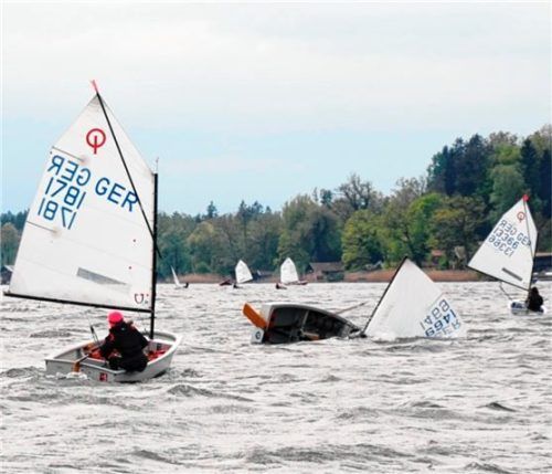 Im Optirennen am Simssee gab es vor allem in der jüngeren Gruppe B einige Kenterungen.Foto Gerhard Niessen
