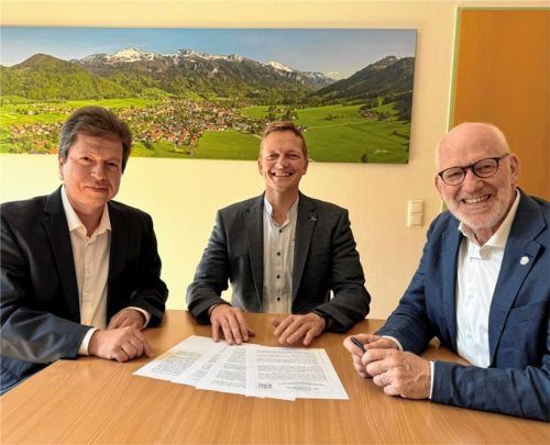 Im Priental soll ein Gesundheits- und Pflegenetzwerk entstehen. Gesundheitswissenschaftler Elmar Stegmeier (von links), Bürgermeister Simon Frank und dessen Stellvertreter Michael Andrelang wollen dieses Projekt vorantreiben.Foto Gemeinde Aschau