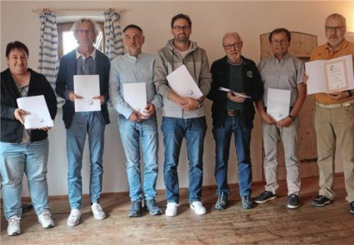 Im Rahmen des Bezirkstags wurden zahlreiche Funktionäre geehrt, darunter Alfred Kurfer (Zweiter von rechts) und der Bezirksvorsitzende Franz Reibl (rechts).Foto Gerhard Erlich