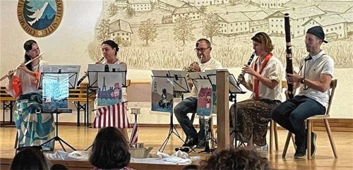 Im vergangenen Jahr begeisterten die fünf Freunde auf Weltreise (von links: Gabi Krötz, Lisa Outred, Lois Schlemer, Alexandra Gruber und Johannes Hofbauer von den Münchner Phiharmonikern) Klein und Groß mit einem Mitmach-Konzert in der Lamstaoahalle. Foto kirchner