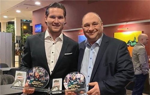 Immer und überall dabei: Thomas Neumeier (rechts) ist einer der ersten Gratulanten des frisch gekürten DEL2-Torhüters und -Spielers des Jahres, Oskar Autio.Foto re