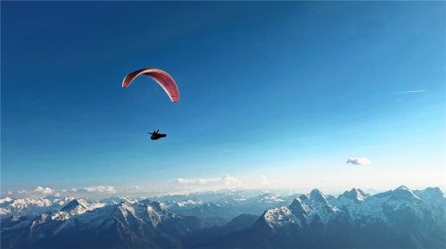 Imposanter Ausblick: Abends von der Reiteralm über Unken Richtung Sonntagshorn und Ruhpolding. Die Piloten der Hochfellnflieger Bergen lieferten zuletzt spektakuläre Leistungen ab.Foto re