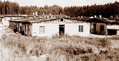In den alten Baracken der Flak-Kaserne (die Aufnahme stammt aus dem Jahr 1956, kurz vor dem Abriss) kamen in Haidholzen ab 1945 Heimatvertriebene aus dem Sudetenland und Schlesien unter. So auch Erwin Licht (87). Mit seiner Frau Erika (81) gründete er 1981 die Simssee Handweberei. Foto Licht