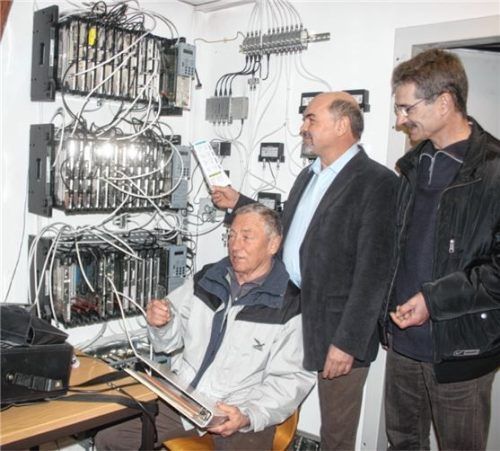 In der Kopfstation, dem Herzstück der Anlage: (von links) Sepp Feuerer, Dr. Wilhelm Munninger und Bodo Bednorz. Foto Schwitteck