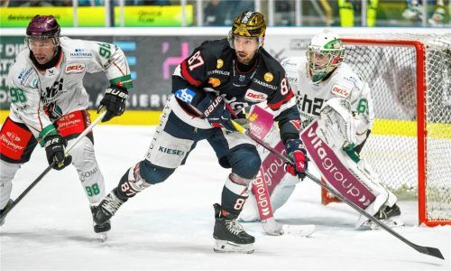 In der vergangenen Saison spielte Fabian Dietz noch gegen Rosenheim und Maximilian Vollmayer (links) sowie Torhüter Patrik Mühlberger. Künftig läuft der Angreifer im Starbulls-Dress auf.Foto Imago