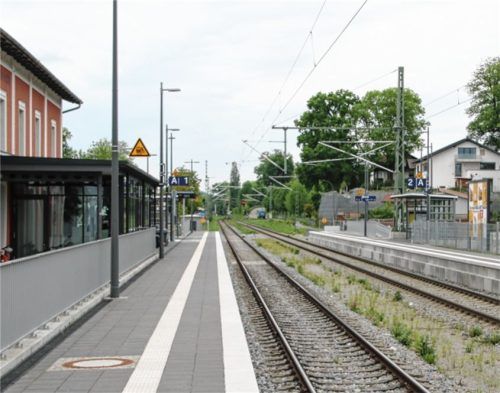 In der vergangenen Woche sorgte die Deutsche Bahn am Bahnhof Kolbermoor für kurzzeitigen Frust und Chaos. Foto Collage Riediger/IMAGO