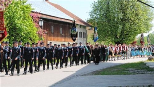 In einem prächtigen Festzug zogen die Vereine zum Kriegerdenkmal in Högling. Foto re
