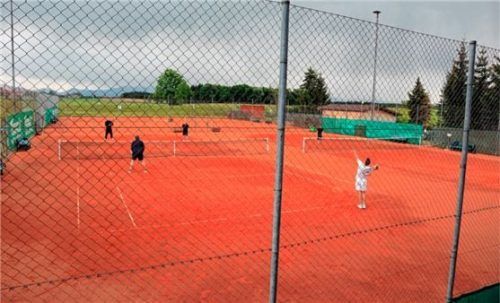 In neuem Glanz erstrahlen wieder die vier Tennisplätze in Berg. Foto stache
