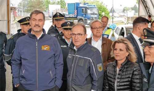 In teils ungewöhnlicher Arbeitskleidung: Dem Wetter entsprechend hatte sich Ministerpräsident Markus Söder (links) für eine Regenjacke entschieden. Bundesinnenminister Alexander Dobrindt (Mitte) griff sich eine Jacke der Bundespolizei, seine Staatssekretärin Daniela Ludwig kam in Zivil.