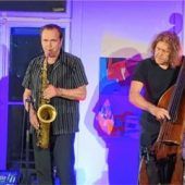 Musikalische Reise zwischen Annette Werndls Kunstwerken