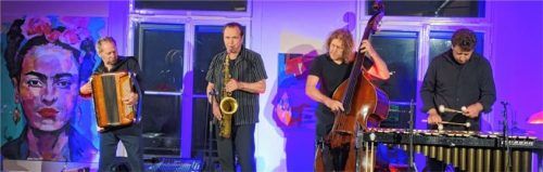 Inmitten der Kunstwerke von Annette Werndl spielte Quadro Nuevo unter dem Motto „Colour is my music“: (von links) Andreas Hinterseher, Mulo Francel, D.D. Lowka und Tim Collins.Foto friedrich