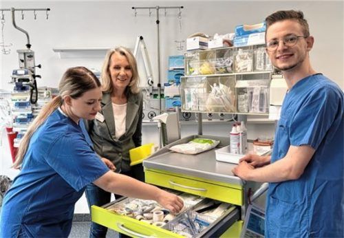 Integrationsbeauftragte Elisabeth Veit (Mitte) mit den Fachpflegekräften Mesira (links) und Harun. Foto romed kliniken