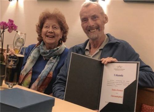 James Barnes, mit seiner Frau Margret, nimmt eine der Dankesurkunde des Vereins entgegen. Das Foto entstand kurz vor seinem Tod. Foto Bößwetter
