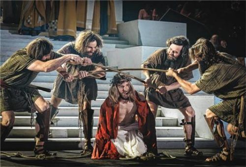 Jesus wird die Dornenkrone aufs Haupt gedrückt. Foto schwarz