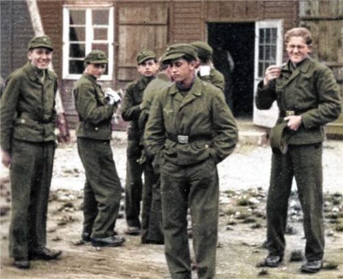 Joseph Ratzinger (Zweiter von links) mit Kameraden als Luftwaffenhelfer.edlmann