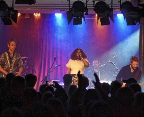 Justina Lee Brown mit ihren Bandkollegen (von links) David Stauffacher, Christian Bosshard und Carlo Menet.