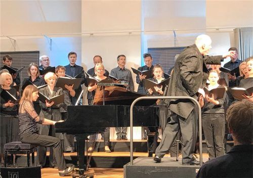 Karl Prokopetz dirigiert, am Flügel spielt Anna Töller.Foto prokop
