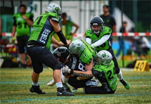 Kein Vorbeikommen: Rosenheims Defensive produzierte mehrere Ballgewinne.Foto Alexander Gerhardt
