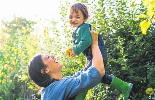 Kleine Weltentdecker brauchen eine sichere Umgebung.

Foto IMAGO / Westend61