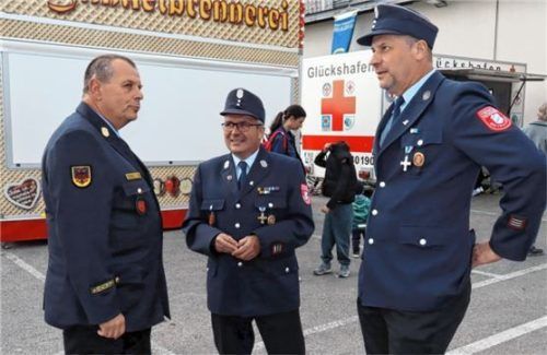 Kreisbrandinspektor Max Goldbrunner (links) beglückwünschte die beiden Festleiter Sepp Baumann und Norbert Höbel zu ihrem Jubiläumsfest.