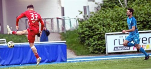 Kurz vor dem 0:1: Malik Salkic schlägt am Ball vorbei, Dominik Schäffer lauert.Foto Ziegler