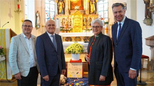 Landtagsabgeordneter Markus Saller, Bürgermeister Thomas Stark, stellvertretende Landrätin Ilse Preisinger-Sontag und Bundestagsabgeordneter Stephan Mayer.Fotos richterstetter