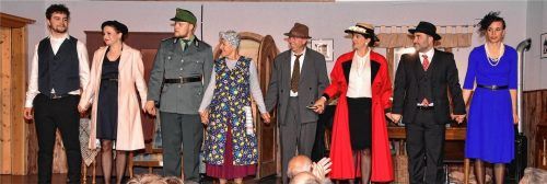 Langanhaltenden Applaus gab es vom Publikum für das Premieren-Ensemble von „Koa Leich ohne Lily“ am Theater Rosenheim. Foto Schlecker
